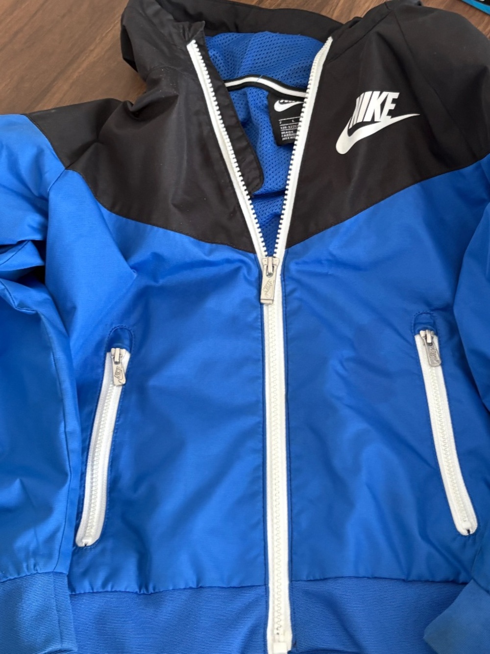 Nike kids rain jacket size 6-7 yrs